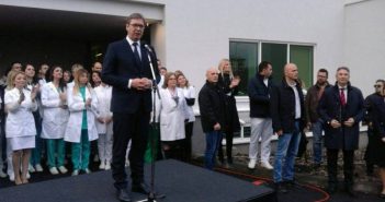 Српски председник са медицинским радницима из Ковид болница. И Врањанци на пријему