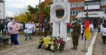 Одавање почасти на споменик ,,Жене Шкотске” испред Дома здравља у понедељак, 24. октобра