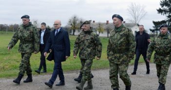 Министар одбране Милош Вучевић и генерал Мојсиловић обишли дежурну јединицу 250. ракетне бригаде за ПВД