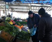 Новогодошња гужва на пијаци – грађани у потрази за намирницама за празничну трпезу