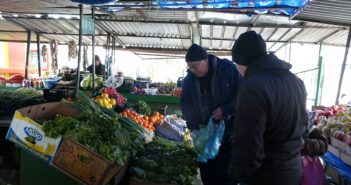 Упркос хладном времену дочекао нас је осмех продавца и добро снабдевене тезге на врањској пијаци
