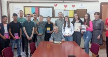 Професор др Јован Љ. Јањић даривао књиге матурантима ОШ „Бранислав Нушић“ у Ратају