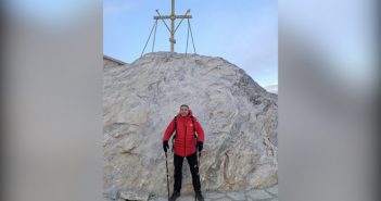 Сваки корак на путу је корак ка себи — што дуже ходаш, више се проналазиш – Всяка крачка по пътя е крачка към себе си — колкото по-дълго вървиш, толкова повече се откриваш