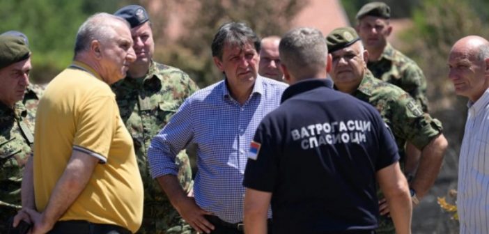 Министар одбране Гашић обишао викенд насеље Винци које је било захваћено пожаром