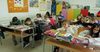 Како код ђака првака тече почетно писање и читање