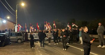 Срби са Косова и Метохије који пешаче ка Новом Саду стигли у Јарчујак, код Краљева