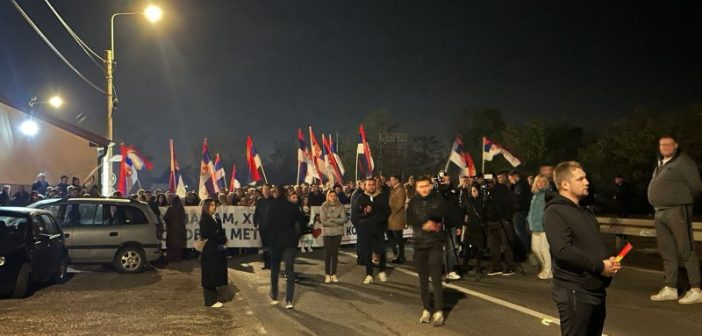 Срби са Косова и Метохије који пешаче ка Новом Саду стигли у Јарчујак, код Краљева