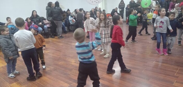 Месна заједница „Оџинка“ организовала поделу новогодишњих пакетића