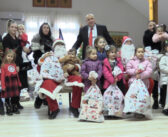 Председник ГО Врањска Бања Драган Сентић обрадовао малишане новогодишњим пакетићима