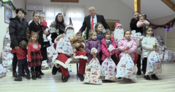 Председник ГО Врањска Бања Драган Сентић обрадовао малишане новогодишњим пакетићима