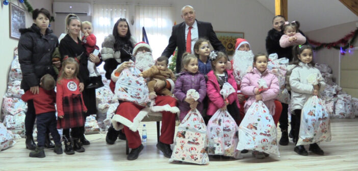 Председник ГО Врањска Бања Драган Сентић обрадовао малишане новогодишњим пакетићима