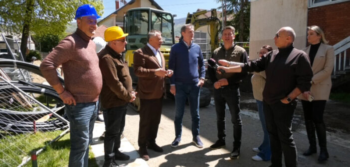 Министар Глишић обишао радове на реконструкцији ОШ „Вук Караџић“ у Сурдулици