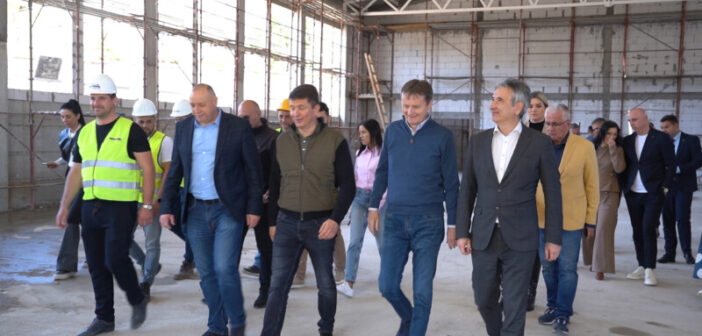 Министар Глишић са сарадницима обишао радове на реконструкцији ОШ ,,Доситеј Обрадовић“ у Врању