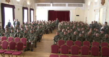 Професионалним војницима у Врању уручени уговори о раду на неодређено време