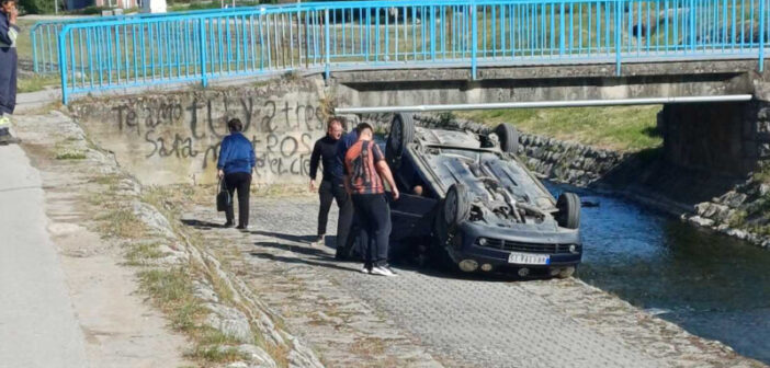 Аутомобил се преврнуо на кров у Врањској Бањи