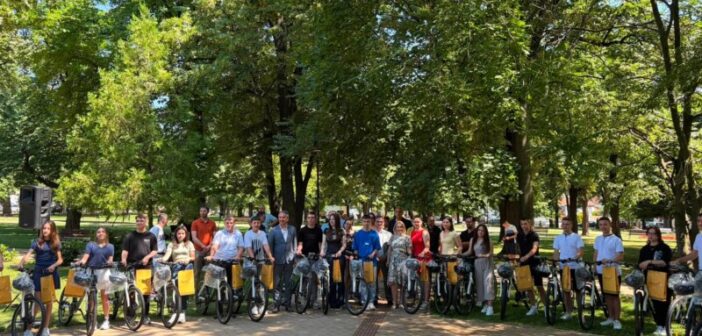 Градоначелник др Миленковић уручио награде ђацима генерације основних и средњих школа