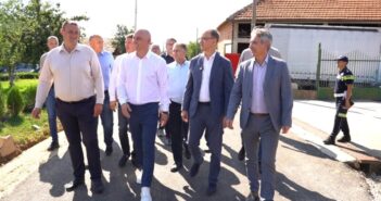 Од договора до реализације: Премијер и руководство Врања обишли нове саобраћајнице и амбуланту у Ратају
