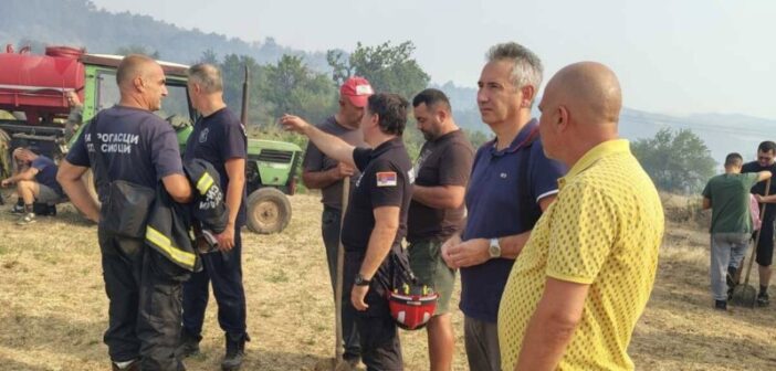 Градоначелник др Миленковић са сарадницима обилази села захваћена пожаром