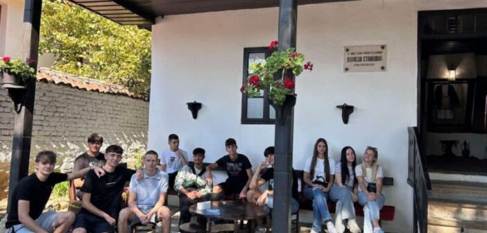 Млади и старији заједно шетали улицама Врања