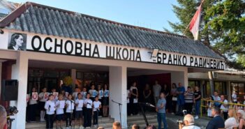 ОШ „Бранко Радичевић“ у Врању дочекала је 81 ђака првака