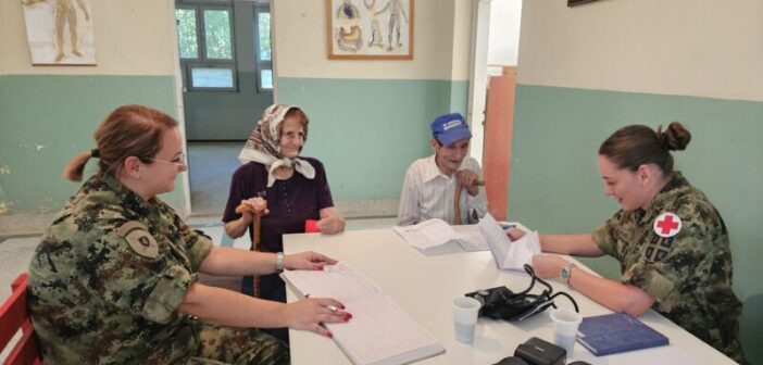 Помоћ војних лекара мештанима села Белишево код Владичиног Хана